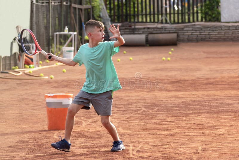 Jogador De Tênis Infantil Joga Tênis Sozinho Treinando Contra a