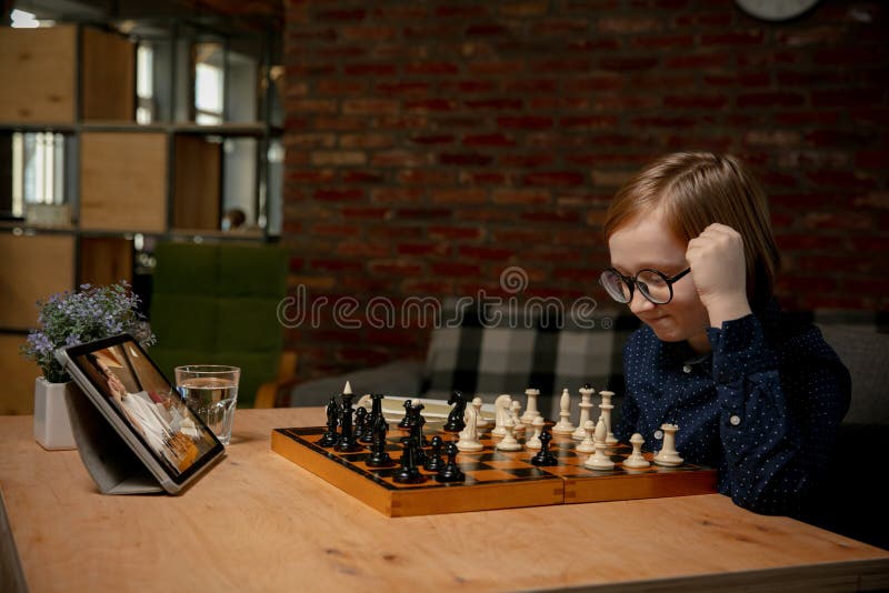 Jogador De Xadrez De Garoto Caucasiano Sério Jogando Xadrez on-line Usando  Laptop. Imagem de Stock - Imagem de batalha, jogar: 208485251