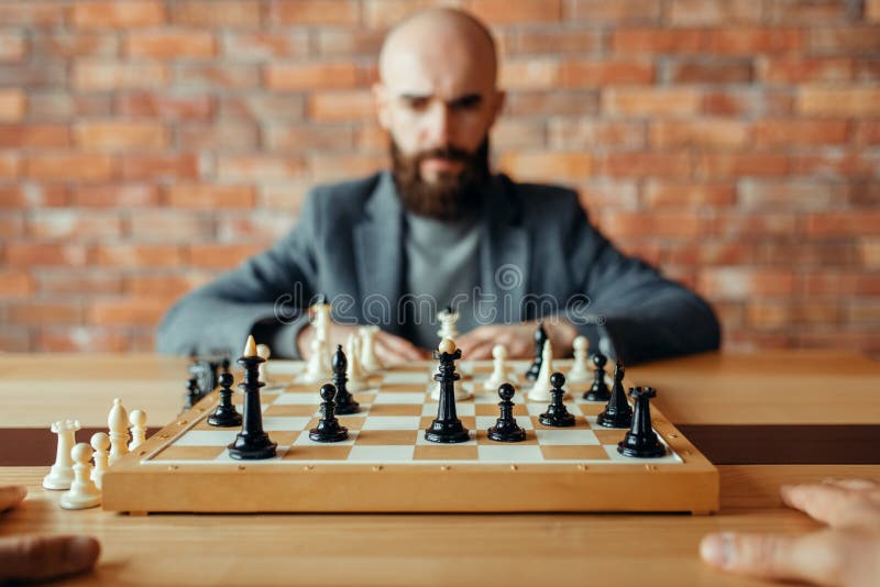 O Jogador De Xadrez Calcula Filmes E Estratégia Do Jogo Foto de Stock -  Imagem de penoso, barba: 89707052