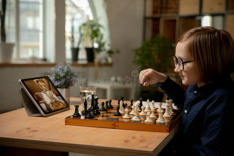 Menino Ruivo Nos óculos Sentado Em Casa E Jogando Xadrez Sozinho. Imagem de  Stock - Imagem de movimento, jogar: 208485515