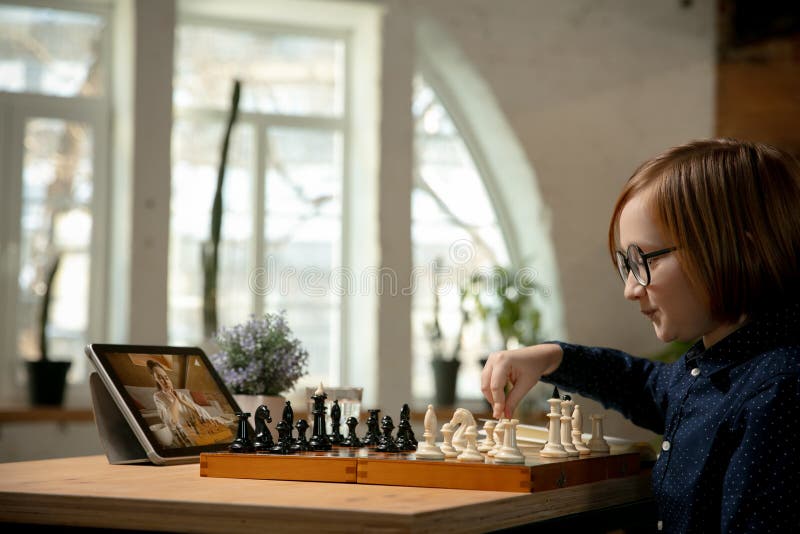 Menino Ruivo Nos óculos Sentado Em Casa E Jogando Xadrez Sozinho. Imagem de  Stock - Imagem de movimento, jogar: 208485515