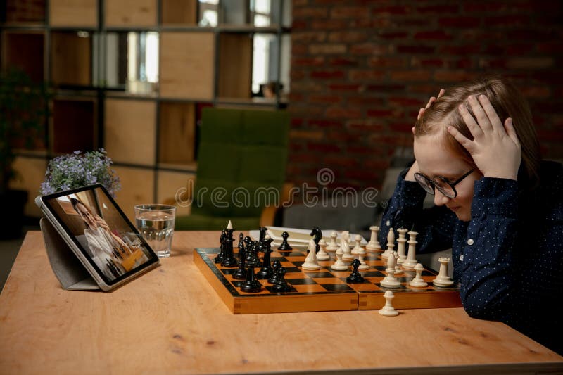Menino Ruivo Nos óculos Sentado Em Casa E Jogando Xadrez Sozinho. Imagem de  Stock - Imagem de movimento, jogar: 208485515