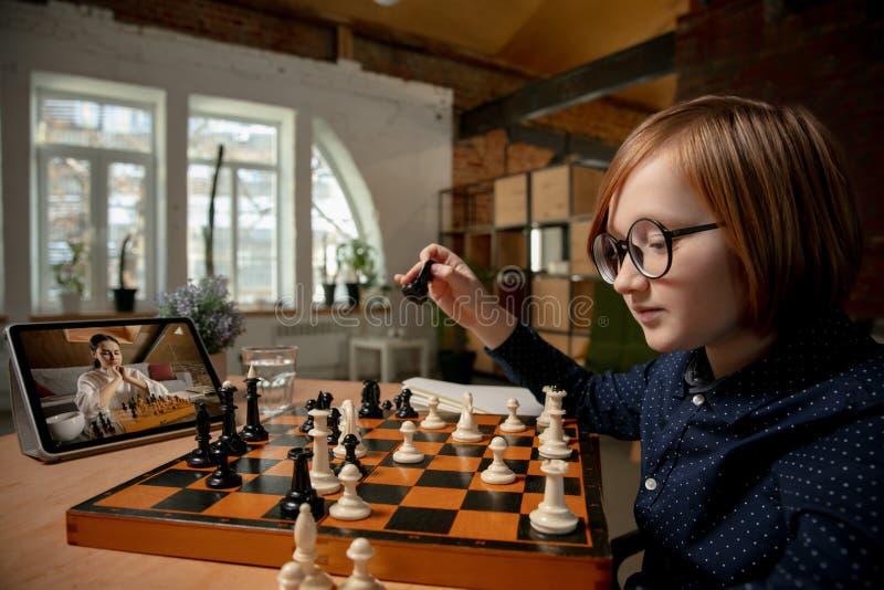 Menino Ruivo Nos óculos Sentado Em Casa E Jogando Xadrez Sozinho. Imagem de  Stock - Imagem de movimento, jogar: 208485515