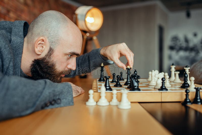 O Jogador De Xadrez Calcula Filmes E Estratégia Do Jogo Foto de Stock -  Imagem de caucasiano, estratégia: 89308060