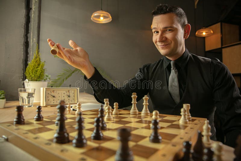 Foto de Adolescente Jogando Xadrez Sozinho e mais fotos de stock