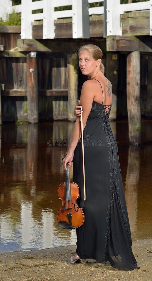 Série Da Música - Jogador Exterior Do Violino Ou Do Violino Imagem de Stock  - Imagem de lindo, madeira: 55396955