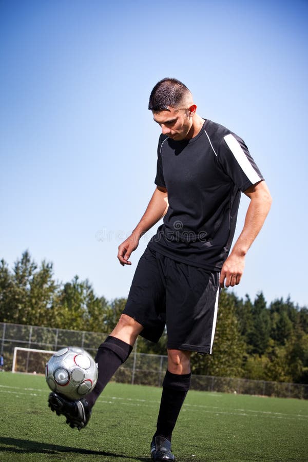 Jogador De Futebol Do Menino No Treinamento Jogadores De Futebol Novos Na  Sess?o De Pr?tica Foto de Stock - Imagem de playground, passo: 146862874