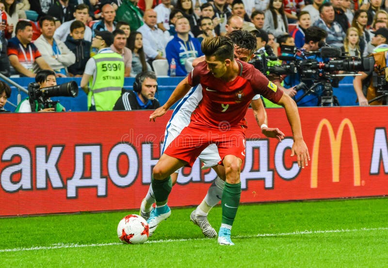 Jogador Nacional De Futebol Portugal E Re Silva Contra Chile Midfielder  Mauricio Isla Durante a Xícara De Confederações De Fifa 20 Fotografia  Editorial - Imagem de segundo, passo: 207478102