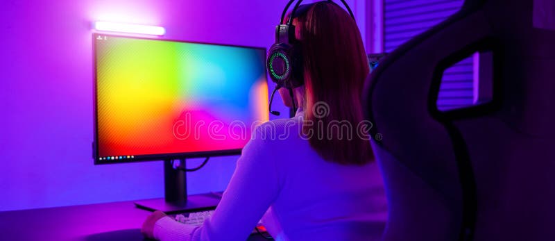 Jovem Mulher Usando Headphones De Jogos Pretende Fazer Jogar Jogos De  Transmissão Ao Vivo On-line Em Casa, Happy Gamer Empreitada Joga Torneio De  Jogos De Vídeo Online Com Luzes De Néon De