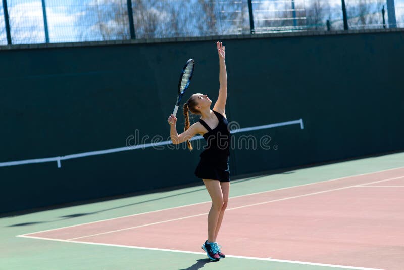 Jogadora De Tênis Invada E Serve Bola De Tênis Em Competição Jogos De Verão  E Treinamento Ao Ar Livre. Campo De Tênis Feminino Foto de Stock - Imagem  de profissional, divertimento: 261762162