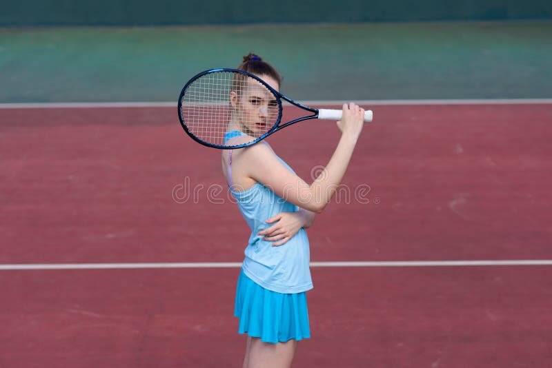 Jogadora De Tênis Invada E Serve Bola De Tênis Em Competição Jogos De Verão  E Treinamento Ao Ar Livre. Campo De Tênis Feminino Foto de Stock - Imagem  de profissional, divertimento: 261762162