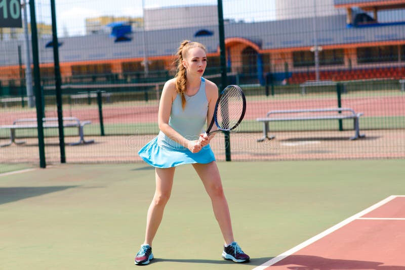 Esporte e roupas esportivas moda mulher esportiva segura raquete de tênis  jogadora de tênis feminina isolada na menina branca com raquete de tênis  ativa jogando na atividade de jogo de squash de quadra