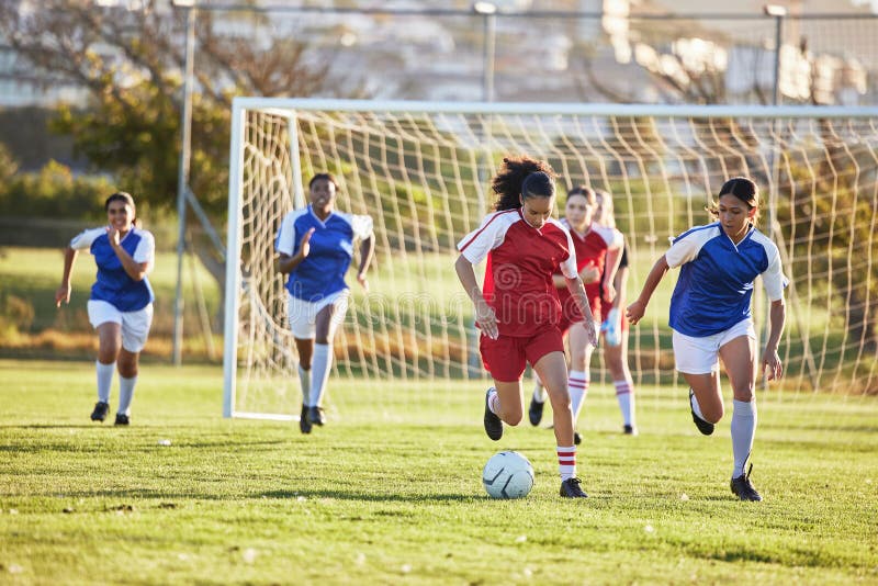 Conceito de esporte com bolas e itens de jogos bolas para futebol,  basquete, rugby, ícones atléticos, equipamentos de ginástica, ilustração  vetorial