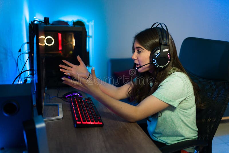 Garota Triste Porque Ela Perdeu Enquanto Jogava Jogos Online No Computador  Imagem de Stock - Imagem de passatempo, controlador: 164745187