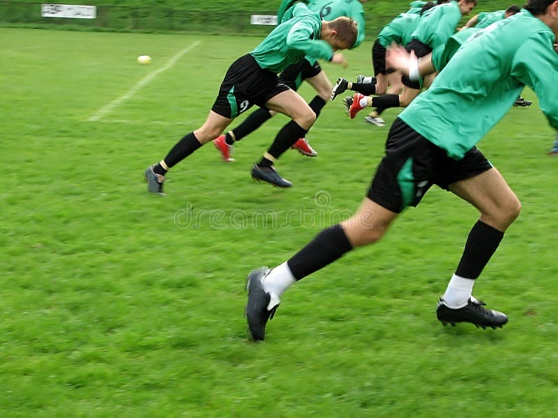 Jogador De Futebol Do Menino No Treinamento Jogadores De Futebol Novos Na  Sess?o De Pr?tica Foto de Stock - Imagem de playground, passo: 146862874