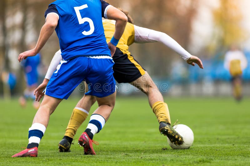 Grupo De Jogadores De Futebol Correndo E Dando Pontapés No Jogo Da Liga.  Jogadores De Futebol Adultos Competem No Futebol Foto de Stock - Imagem de  jogador, duelo: 217889788