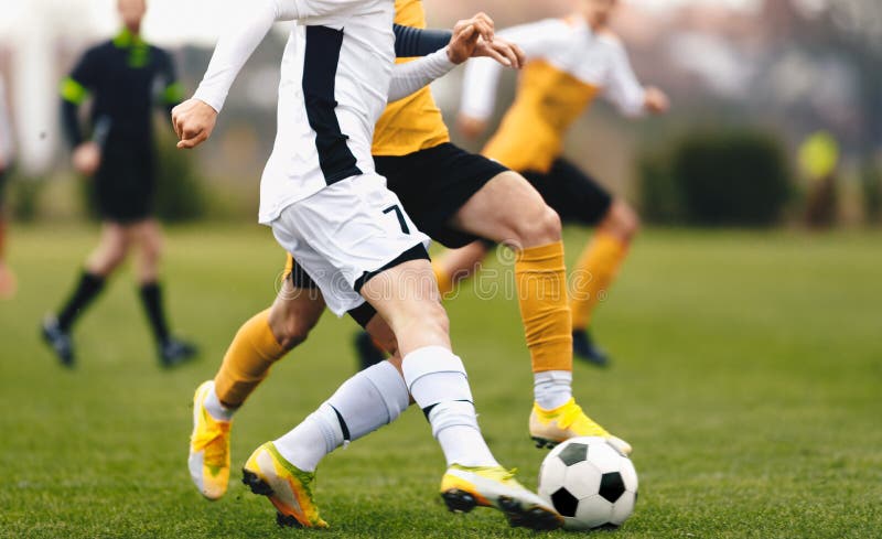 Dois Jogadores De Futebol Correndo E Dando Pontapés. Jogadores De Futebol  Adultos Competem No Jogo De Futebol Foto de Stock - Imagem de verde, duelo:  211382810