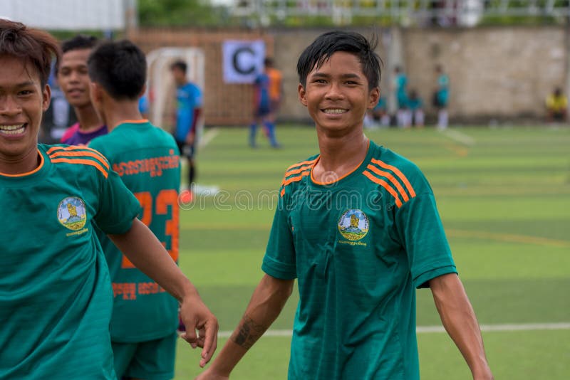 Dois Jogadores De Futebol Correndo E Dando Pontapés. Jogadores De Futebol  Adultos Competem No Jogo De Futebol Foto de Stock - Imagem de verde, duelo:  211382810