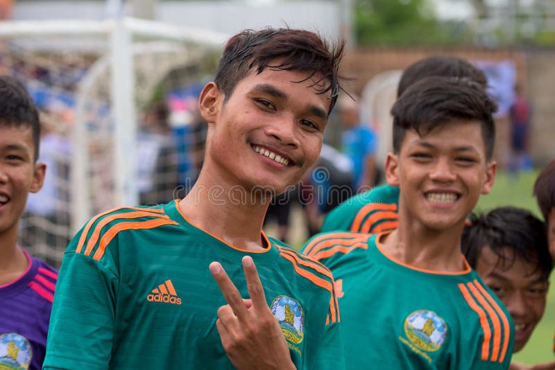 Grupo De Jogadores De Futebol Correndo E Dando Pontapés No Jogo Da Liga.  Jogadores De Futebol Adultos Competem No Futebol Foto de Stock - Imagem de  jogador, duelo: 217889788