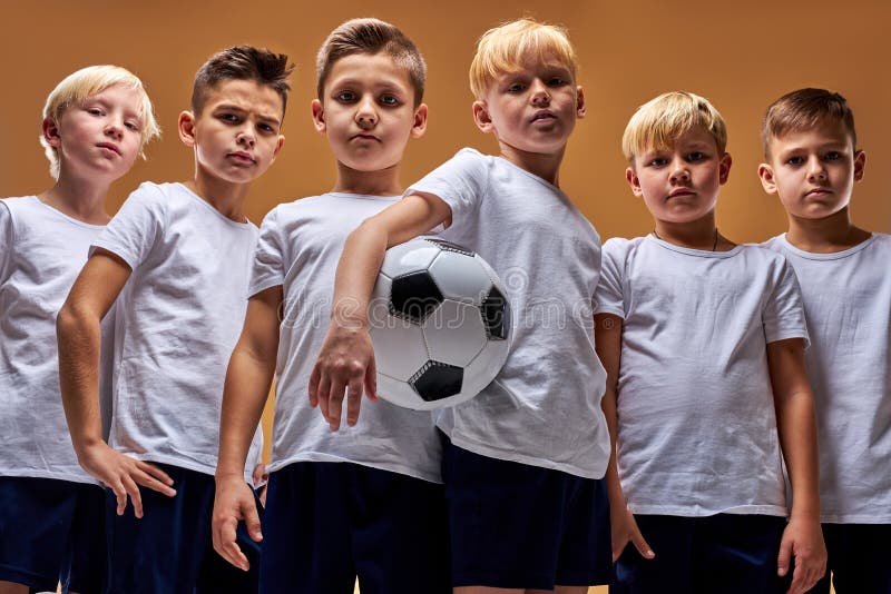 Dois Jogadores De Futebol De 10 Anos Começando O Jogo De Futebol Foto de  Stock - Imagem de fundo, tiro: 207250990