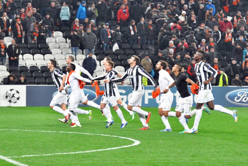 Dois Jogadores De Futebol Correndo E Dando Pontapés. Jogadores De Futebol  Adultos Competem No Jogo De Futebol Foto de Stock - Imagem de verde, duelo:  211382810