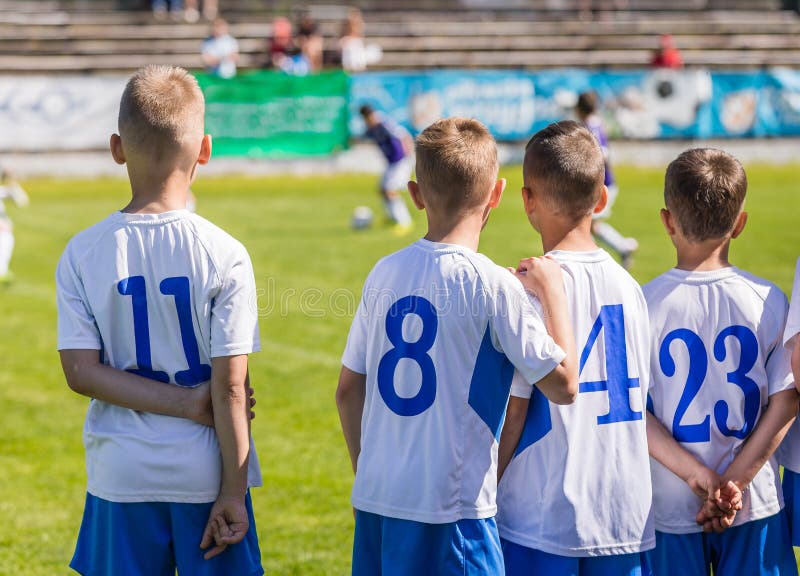 Jogadores De Futebol Novos Do Futebol No Sportswear Vermelho Equipe De  Esportes Nova Fósforo De Futebol Para Crianças Foto Editorial - Imagem de  corte, futebol: 81178291