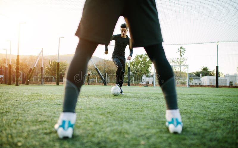 Jogadores De Futebol Que Estão No Campo Durante a Prática Foto de