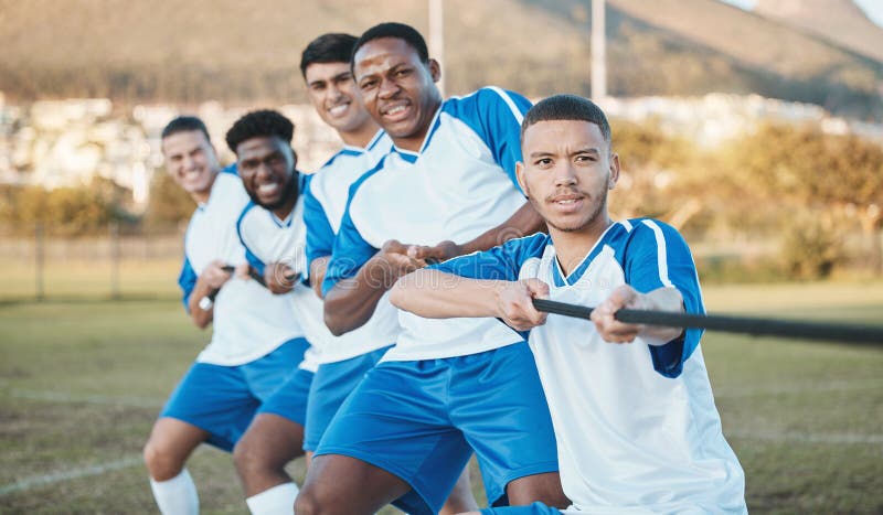 Dois Jogadores De Futebol Correndo E Dando Pontapés. Jogadores De Futebol  Adultos Competem No Jogo De Futebol Foto de Stock - Imagem de verde, duelo:  211382810