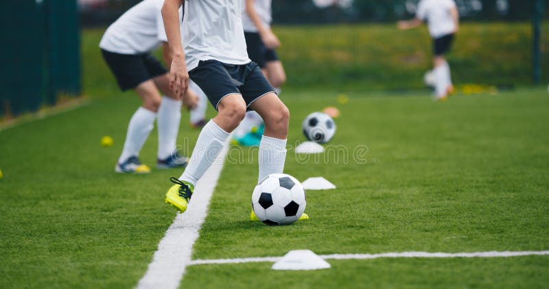 Jogador De Futebol Do Menino No Treinamento Jogadores De Futebol Novos Na  Sess?o De Pr?tica Foto de Stock - Imagem de playground, passo: 146862874