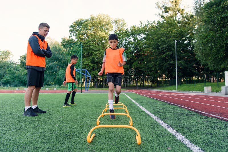 Um Jovem Jogador De Futebol Machucou Sua Perna Durante O Jogo E Bola No  Campo. Lesão Infantil No Conceito Desportivo. Cópia Foto de Stock - Imagem  de joelho, futebolista: 176890416