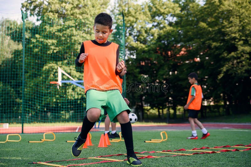 Um Jovem Jogador De Futebol Machucou Sua Perna Durante O Jogo E Bola No  Campo. Lesão Infantil No Conceito Desportivo. Cópia Foto de Stock - Imagem  de joelho, futebolista: 176890416