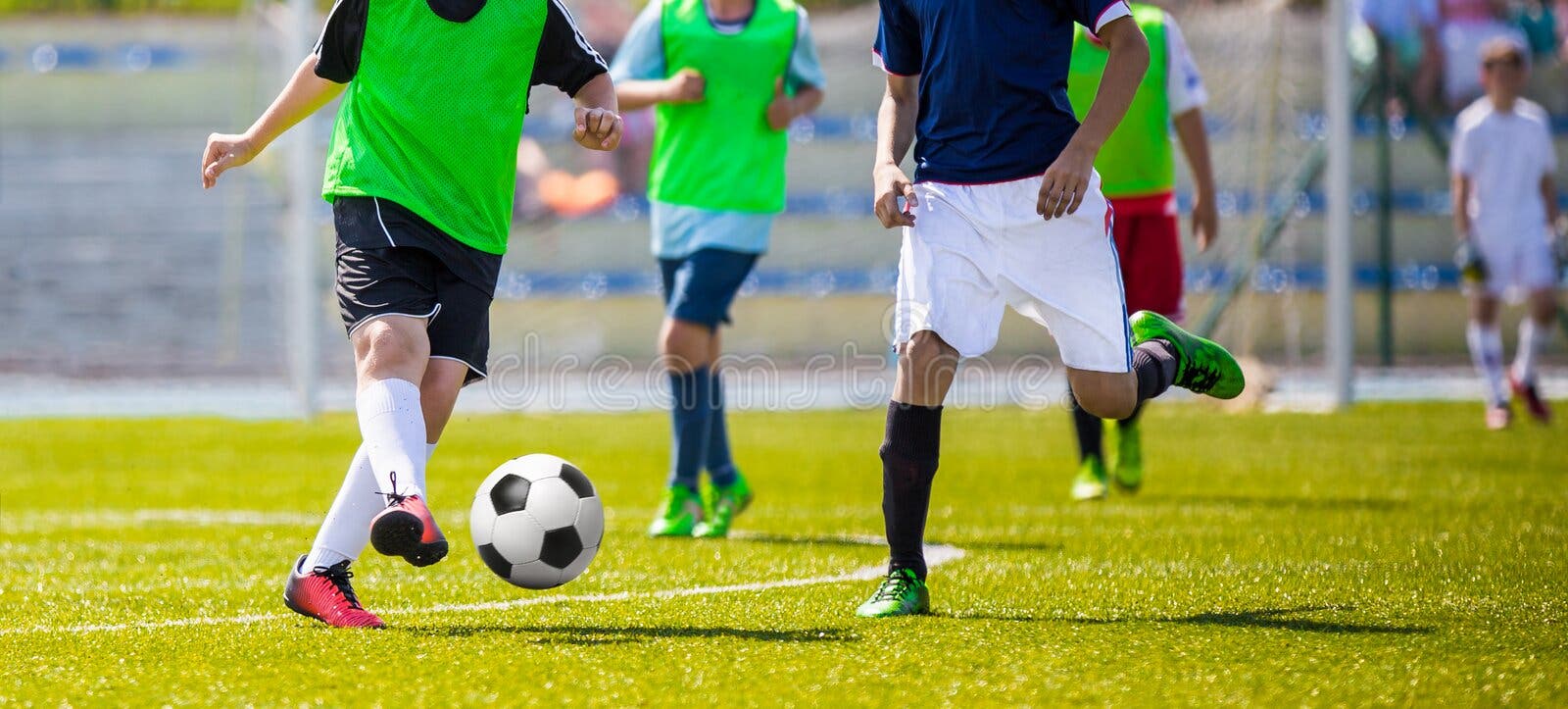 Os Jogadores Novos Jogam O Futebol Foto Editorial - Imagem de retroceder,  corte: 130496266