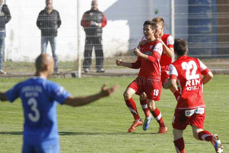 Jogadores De Futebol Novos Em Uma Equipe Foto de Stock - Imagem de étnico,  felicidade: 23357920