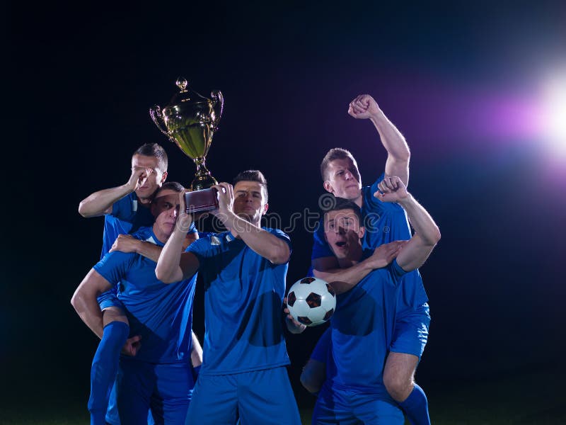 Jogadores De Futebol Novos Em Uma Equipe Foto de Stock - Imagem de étnico,  felicidade: 23357920