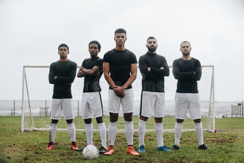 Foto de Vista De Ângulo Baixo De Jogador De Futebol Com Bola De