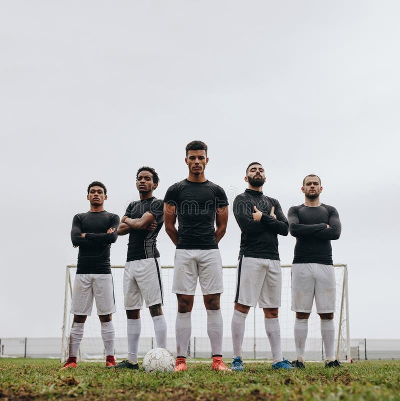 Jogadores De Futebol Que Estão No Campo Durante a Prática Foto de