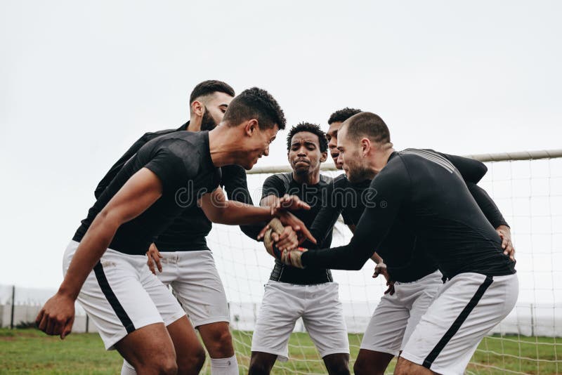 Jogadores De Futebol Que Estão No Campo Durante a Prática Foto de