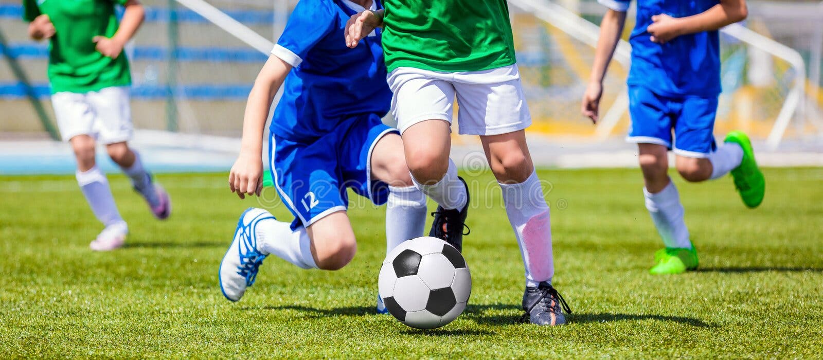 Jogadores de futebol running do futebol Jogadores de futebol que retrocedem o fósforo de futebol Jogadores de futebol running do futebol Jogadores de futebol que retrocedem o fósforo de futebol