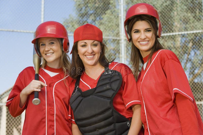 Jogadores de softball fêmeas novos foto de stock Jogadores de softball fêmeas novos foto de stock
