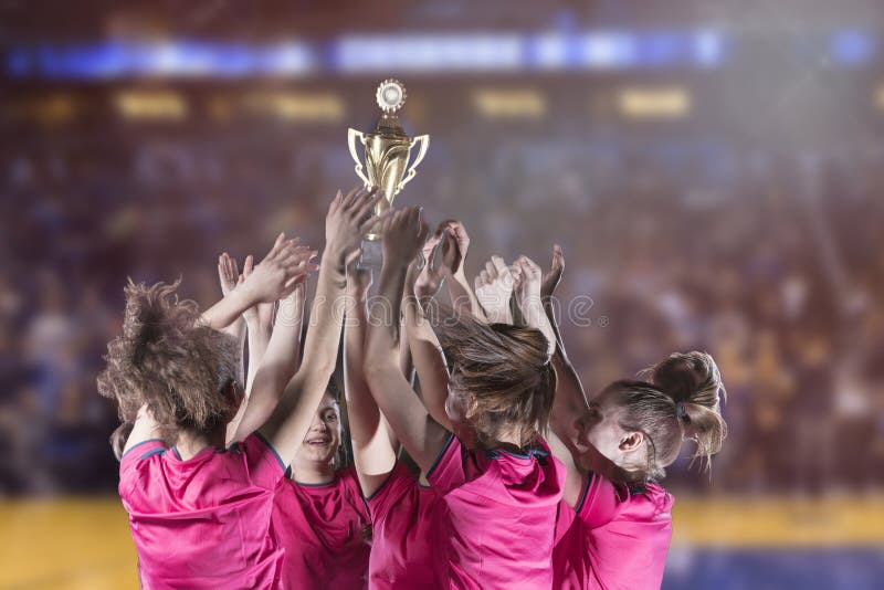 Jogadores de voleibol da mulher que comemoram a vitória e a medalha de ouro imagem de stock royalty free Jogadores de voleibol da mulher que comemoram a vitória e a medalha de ouro imagem de stock royalty free