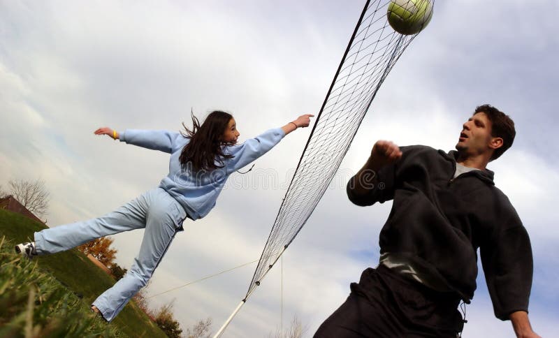 Jogadores de voleibol dos pares foto de stock Jogadores de voleibol dos pares foto de stock