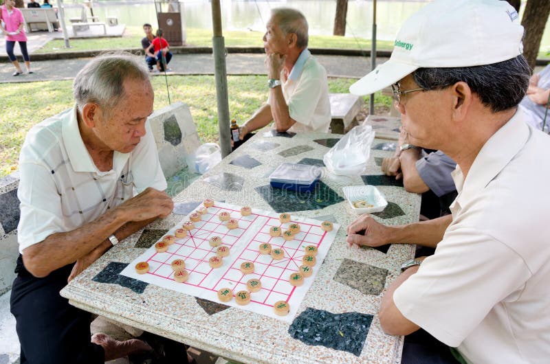 Cingapura-09 JUN 2018: Velho Chinês Joga Xadrez Na Cidade De Cingapura  China, Praça Aberta Imagem de Stock Editorial - Imagem de movimento,  verificadores: 161642239