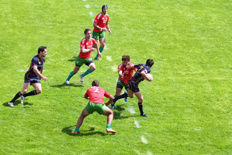 Bola De Rugby Entre Os Pés Dos Jogadores No Jogo Do GP Do Rugby