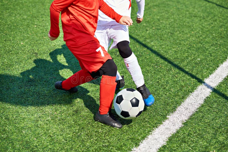 Pés Em Tênis E Bola De Futebol Ao Sol. Jogo Infantil. Foto de Stock -  Imagem de esfera, pés: 192406154