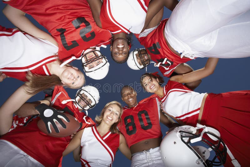 Feminino jogador de futebol americano em uniforme — Fotografias de Stock ©  DmitryPoch #132271496