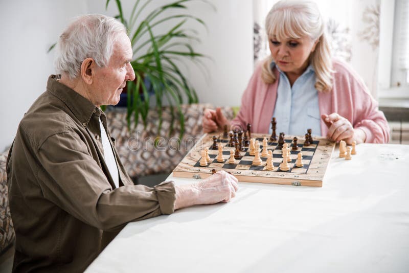 Homem sênior pensando ou jogando xadrez em casa, sala de estar ou  apartamento em xeque-mate de estratégia japonesa ou concurso de jogo de  tabuleiro aposentadoria pessoa inteligente idosa ou desafio de tabuleiro