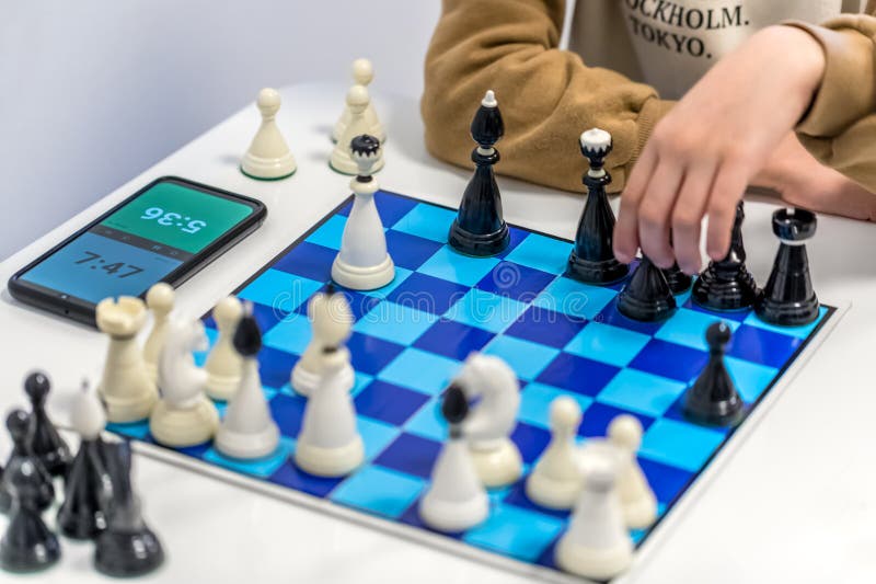 Jogadores Jogam Xadrez Em Um Tabuleiro De Xadrez Com Peças De Xadrez Em Um  Torneio Foto de Stock - Imagem de antigo, jogadores: 272933742