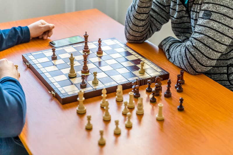 Jogadores Jogam Xadrez Em Um Tabuleiro De Xadrez Com Peças De Xadrez Em Um  Torneio Foto de Stock - Imagem de xadrez, rainha: 272933682