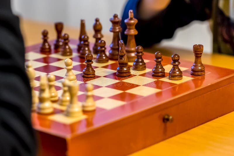 Jogadores Jogam Xadrez Em Um Tabuleiro De Xadrez Com Peças De Xadrez Em Um  Torneio Foto de Stock - Imagem de preto, estratégia: 272933776