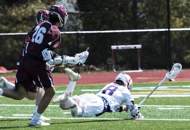 Jogadores que caem durante um jogo da lacrosse imagens de stock royalty free Jogadores que caem durante um jogo da lacrosse imagens de stock royalty free